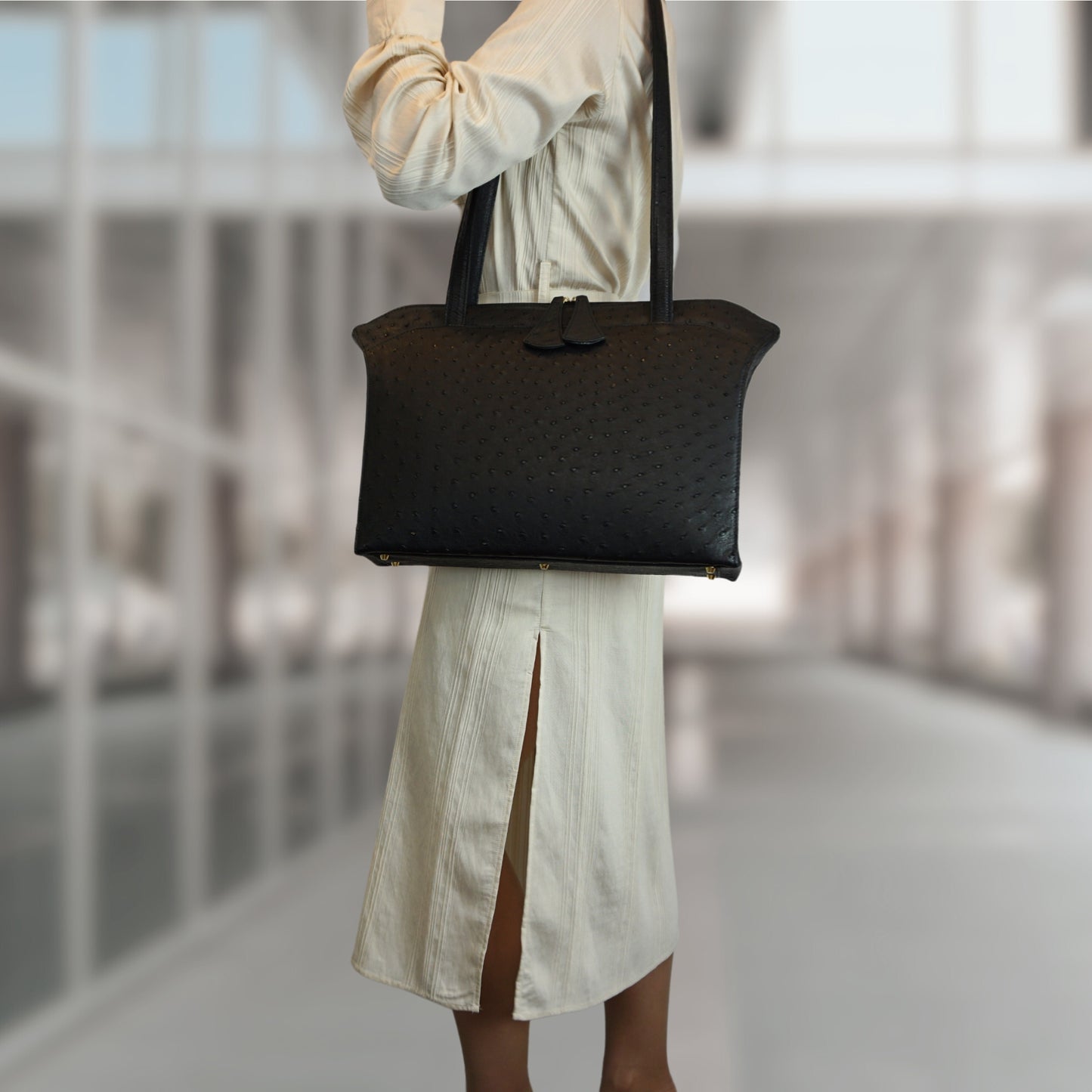 Handbag "Die Elegante" in black, elegant shopper without outside compartment