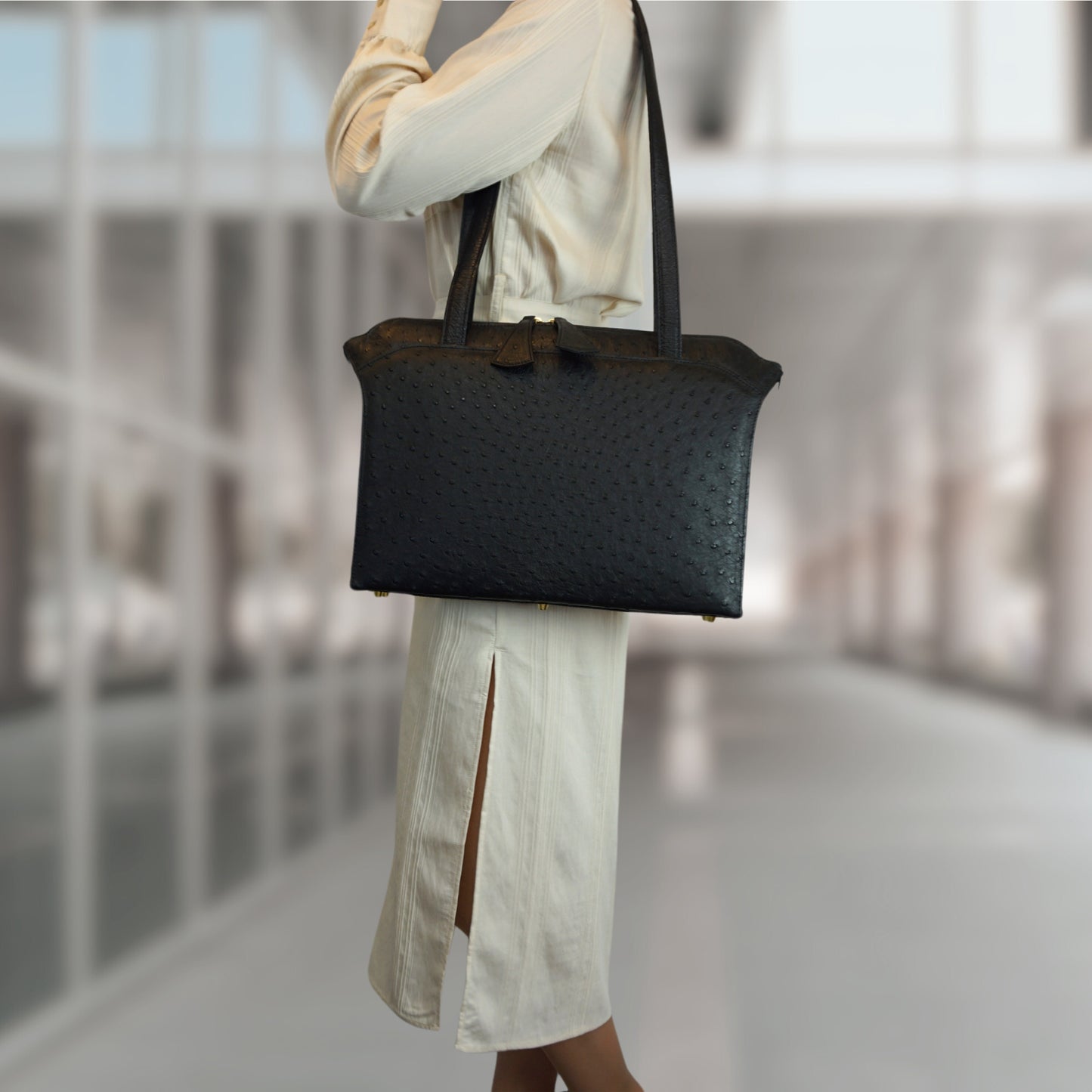 Handbag "Die Elegante" in black, elegant shopper with outside compartment
