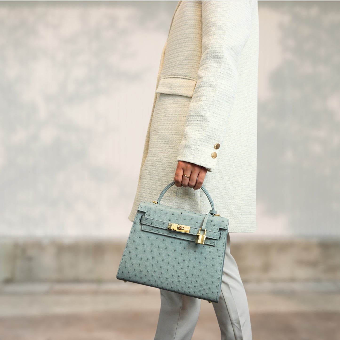 Handtasche "Die Klassische" in Saphirblau mit goldfarbenen Details in M