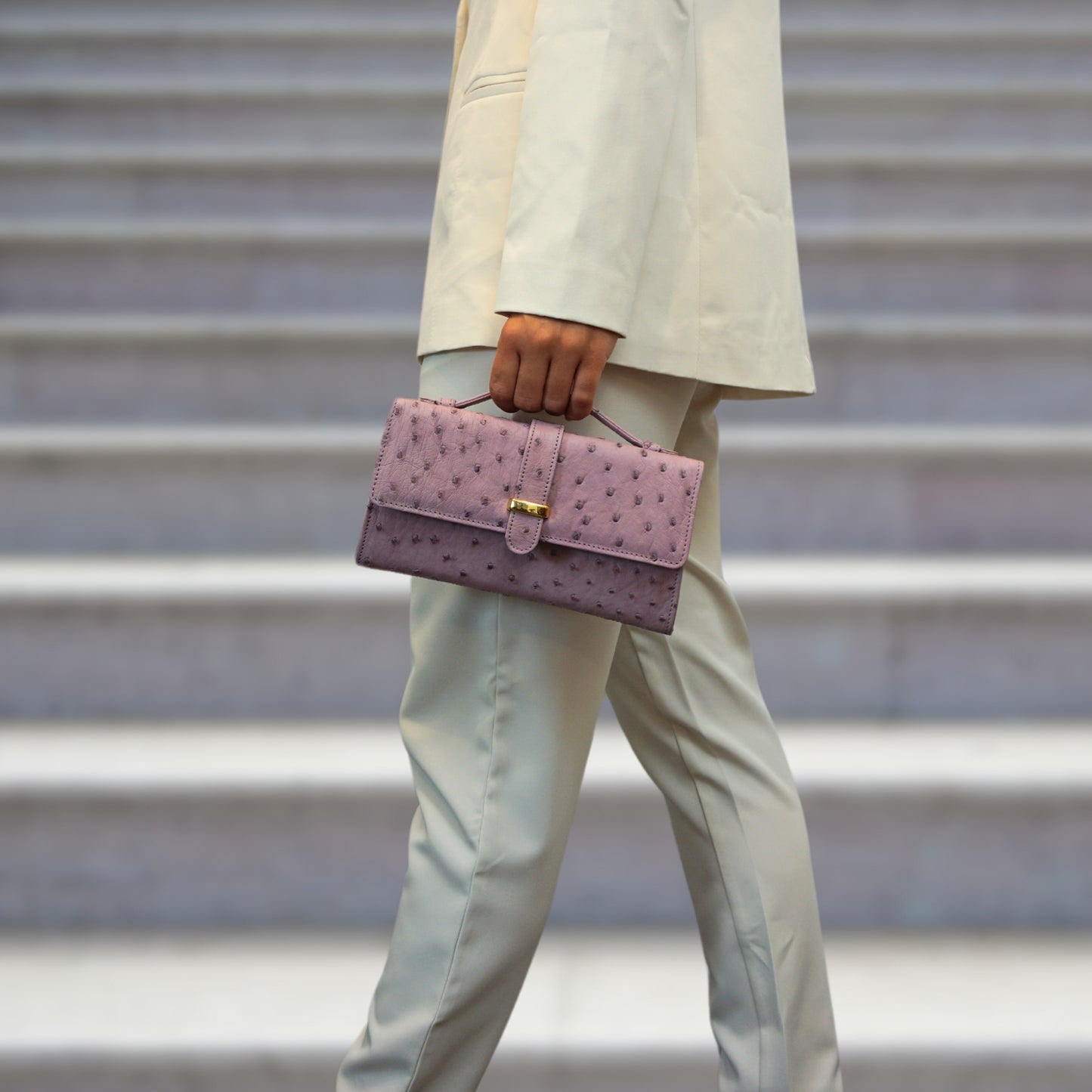 Handtasche "Die Clutch" in Rosa mit goldfarbenen Details & Schulterriemen